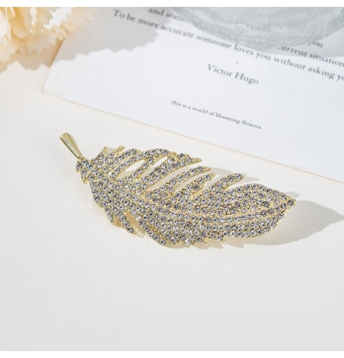 Accompany you with a grand and luxurious feather brooch, an elegant and high-end corsage, and a suit jacket pin Accompany you with a grand and luxurious feather brooch, an elegant and high-end corsage, and a suit jacket pin