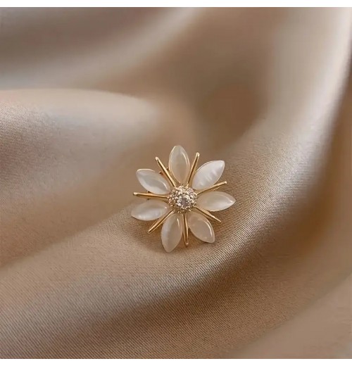 Cross-border bestseller anti-light brooch wonder, a seat-free small brooch for women, high-end, versatile and elegant, fixed clothes for suit collars Cross-border bestseller anti-light brooch wonder, a seat-free small brooch for women, high-end, versatile and elegant, fixed clothes for suit collars