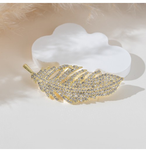 Accompany you with a grand and luxurious feather brooch, an elegant and high-end corsage, and a suit jacket pin Accompany you with a grand and luxurious feather brooch, an elegant and high-end corsage, and a suit jacket pin