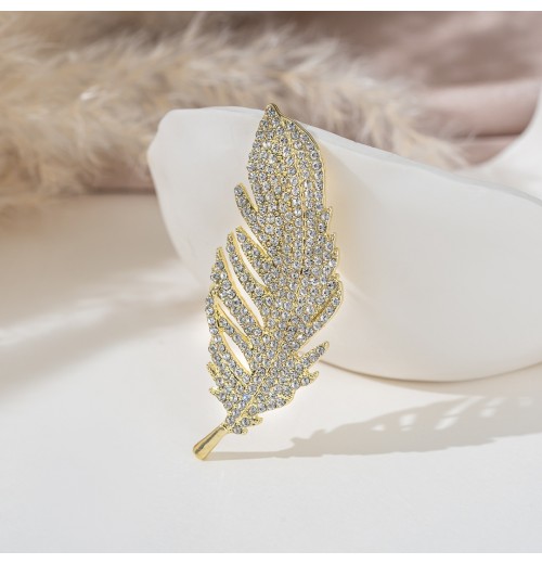 Accompany you with a grand and luxurious feather brooch, an elegant and high-end corsage, and a suit jacket pin Accompany you with a grand and luxurious feather brooch, an elegant and high-end corsage, and a suit jacket pin