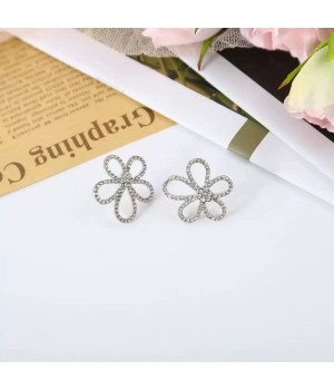 The new trendy copper slightly inlaid zircon high-end flower brooch for a suit woman exudes a sense of sophistication and a niche design that pairs well with accessories