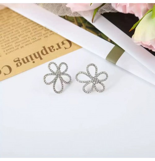 The new trendy copper slightly inlaid zircon high-end flower brooch for a suit woman exudes a sense of sophistication and a niche design that pairs well with accessories The new trendy copper slightly inlaid zircon high-end flower brooch for a suit woman exudes a sense of sophistication and a niche design that pairs well with accessories