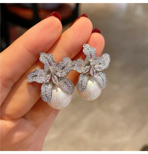 Niche and fashionable new light luxury style earrings with diamonds, women's high-end touch, lily flower, pearl flower and elegant ear accessories Niche and fashionable new light luxury style earrings with diamonds, women's high-end touch, lily flower, pearl flower and elegant ear accessories