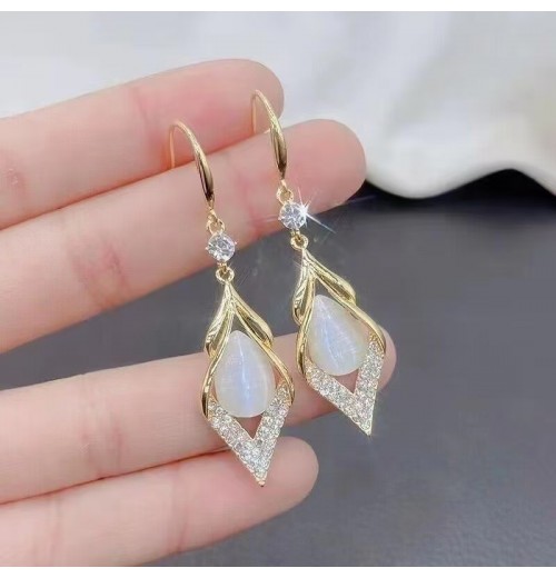 Geometric diamond-encrusted green cat's eye diamond-shaped earrings, a high-end and fashionable design for women, are popular anti-allergy ear hooks and earrings Geometric diamond-encrusted green cat's eye diamond-shaped earrings, a high-end and fashionable design for women, are popular anti-allergy ear hooks and earrings