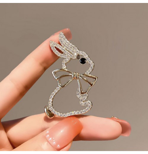 Cute Japanese-style diamond-encrusted rabbit brooch, New Year's zodiac rabbit pin, unissed-style light luxury and elegant brooch Cute Japanese-style diamond-encrusted rabbit brooch, New Year's zodiac rabbit pin, unissed-style light luxury and elegant brooch