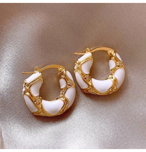 Maillard Carat red glaze U-shaped ear clings, French retro Hong Kong style, light luxury, high-end, whitening and simple earrings for women Maillard Carat red glaze U-shaped ear clings, French retro Hong Kong style, light luxury, high-end, whitening and simple earrings for women