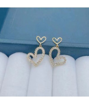 Two new products have been released: fashionable hollowed-out heart-shaped earrings and minimalist, versatile earrings that are asymmetrical and personalized