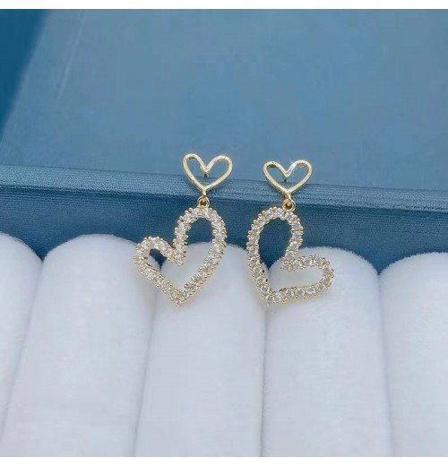Two new products have been released: fashionable hollowed-out heart-shaped earrings and minimalist, versatile earrings that are asymmetrical and personalized Two new products have been released: fashionable hollowed-out heart-shaped earrings and minimalist, versatile earrings that are asymmetrical and personalized