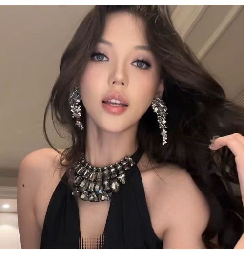 The new light luxury super sparkling crystal tassel stud earrings feature a niche design that is simple, exquisite, fashionable, versatile and high-end The new light luxury super sparkling crystal tassel stud earrings feature a niche design that is simple, exquisite, fashionable, versatile and high-end