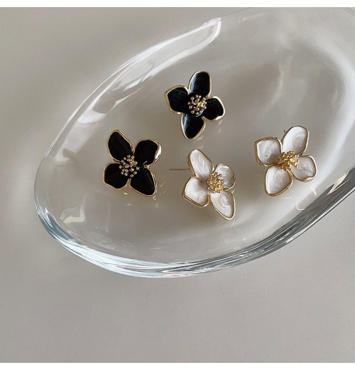 Oil-dripping metal flower stud earrings, a French retro niche design, are unique, simple, versatile and fashionable