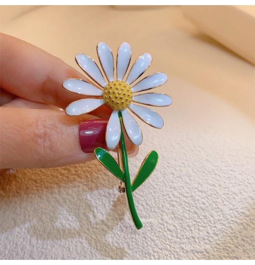 Spring and summer new products: enamel-craft Daisy and sunflower brooch for women, high-end, trendy and fashionable outerwear, clothes, pins and accessories Spring and summer new products: enamel-craft Daisy and sunflower brooch for women, high-end, trendy and fashionable outerwear, clothes, pins and accessories