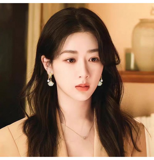 Ginkgo leaf pearl earrings, a light luxury and high-end style for women, French ear buckles, unique and niche earrings, and elegant ear studs and earrings