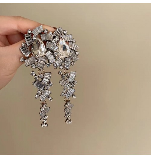 The new light luxury super sparkling crystal tassel stud earrings feature a niche design that is simple, exquisite, fashionable, versatile and high-end The new light luxury super sparkling crystal tassel stud earrings feature a niche design that is simple, exquisite, fashionable, versatile and high-end