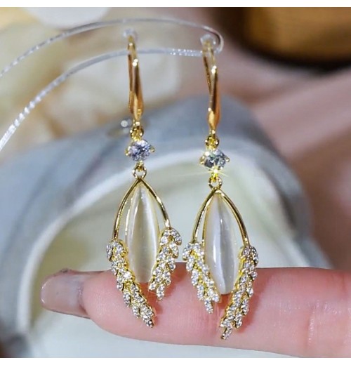The new high-end golden dreamcatcher net earrings are fashionable, versatile and elegant for female Internet celebrities. Three lives and three worlds ear rings The new high-end golden dreamcatcher net earrings are fashionable, versatile and elegant for female Internet celebrities. Three lives and three worlds ear rings