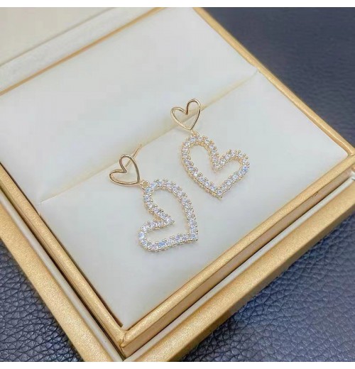Two new products have been released: fashionable hollowed-out heart-shaped earrings and minimalist, versatile earrings that are asymmetrical and personalized Two new products have been released: fashionable hollowed-out heart-shaped earrings and minimalist, versatile earrings that are asymmetrical and personalized