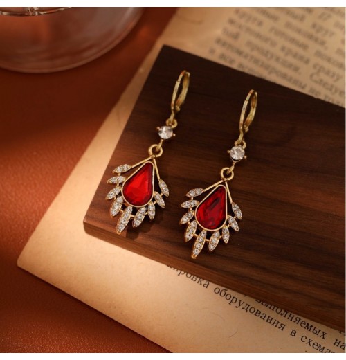 The new earrings of are elegant, light luxury, high-end and exquisite for women The new earrings of are elegant, light luxury, high-end and exquisite for women