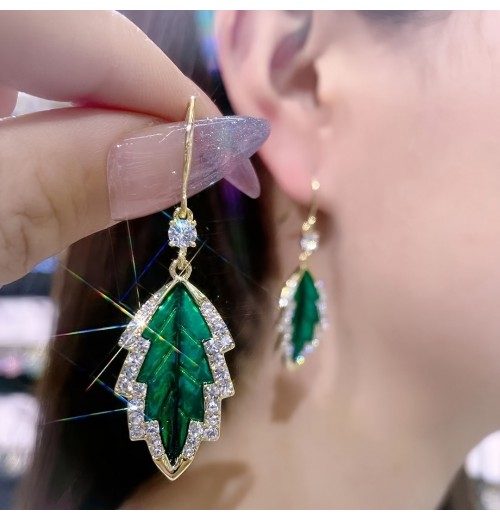 Plain earrings, green leaf shade earrings, fashionable and versatile, new high-end and exquisite style, new trendy and unique design Plain earrings, green leaf shade earrings, fashionable and versatile, new high-end and exquisite style, new trendy and unique design